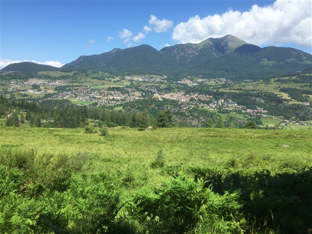 Nei pressi di Salanzada - Verdeggiante vallata tra i monti.